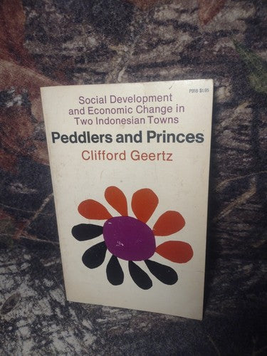Peddlers and Princes: Social Development by Clifford Geertz -Paperback 1971