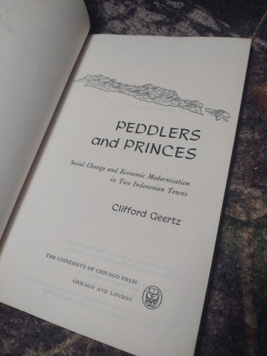 Peddlers and Princes: Social Development by Clifford Geertz -Paperback 1971