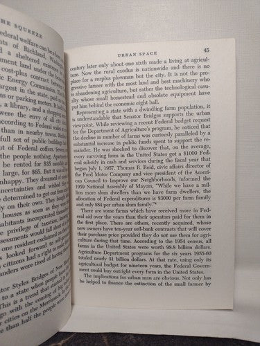 The Squeeze: Cities Without Space By Edward Higbee -1960 -PB -Economics