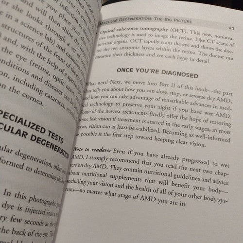 Macular Degeneration : A Complete Guide for Patients and Their Families by Mich