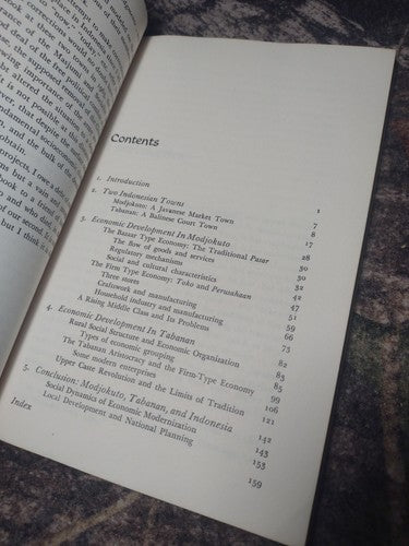 Peddlers and Princes: Social Development by Clifford Geertz -Paperback 1971