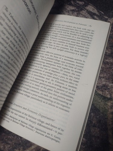 Peddlers and Princes: Social Development by Clifford Geertz -Paperback 1971