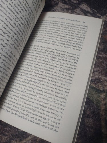 Peddlers and Princes: Social Development by Clifford Geertz -Paperback 1971