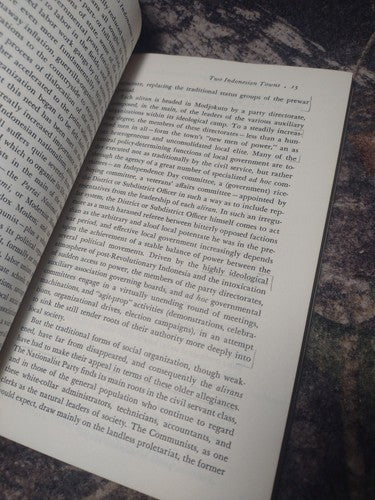 Peddlers and Princes: Social Development by Clifford Geertz -Paperback 1971