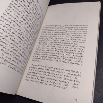 Gandhi: A Man for Humanity by Etti De Laczay -1972 1st Print Paperback