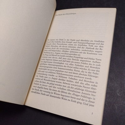 Prager Anschlage: Bilddokumente des Gewaltlosen Widerstandes -1967 Paperback