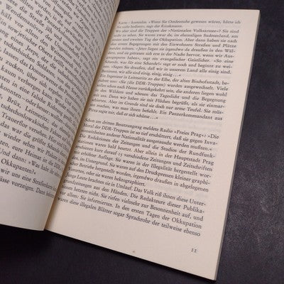 Prager Anschlage: Bilddokumente des Gewaltlosen Widerstandes -1967 Paperback